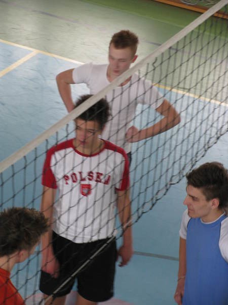 Uczniowie Zespołu Szkół podczas lekcji wf w sali gimnastycznej przy ul. Leśnej.