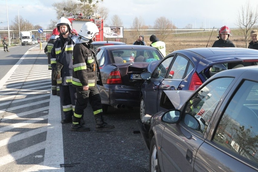 Wypadek pod Wrocławiem. Zderzenie 4 samochodów, jedna osoba ranna (ZDJĘCIA)
