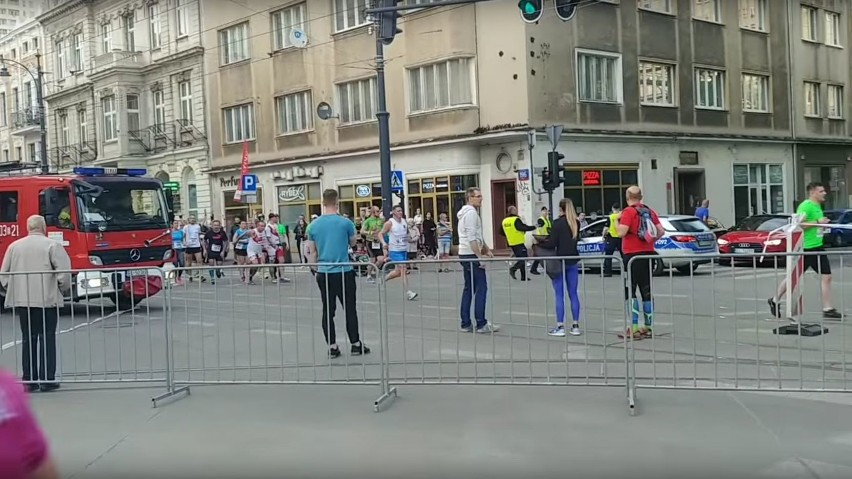 2 sekunda nagrania. Biegacze nadal ignorują wycie syren i...