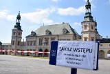 W Kielcach pracownicy "zieleni" zagradzają parki i skwery [ZDJĘCIA] 