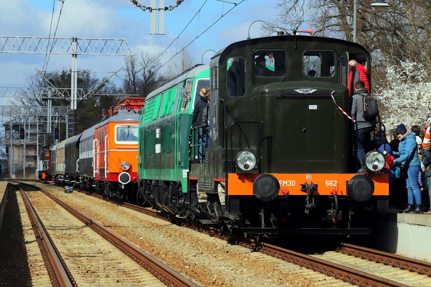 (17.03.2024) Na stację kolejową w Leśnicy przyjechały stare...