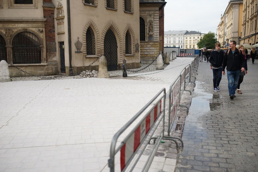 Odesłali wapień do Francji. Cały plac Mariacki będzie gotowy dopiero wiosną [ZDJĘCIA]