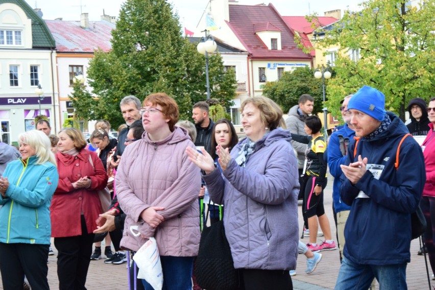 VII Bieg Solidarności z Osobami Chorującymi na Schizofrenię w Tarnobrzegu. Trasę przemierzyło ponad 130 osób z regionu. Zobacz zdjęcia 