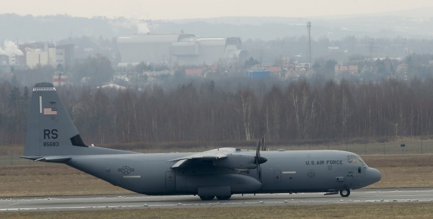 Coraz więcej specjalistycznego sprzętu wojsk amerykańskich dociera na lotnisko w Jasionce pod Rzeszowem [ZDJĘCIA]