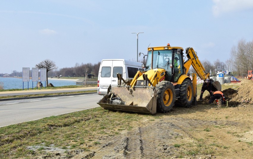 Budowa nowych parkingów przy Jeziorze Tarnobrzeskim ma zakończyć się o kilka miesięcy wcześniej. Zobacz postęp inwestycji na zdjęciach