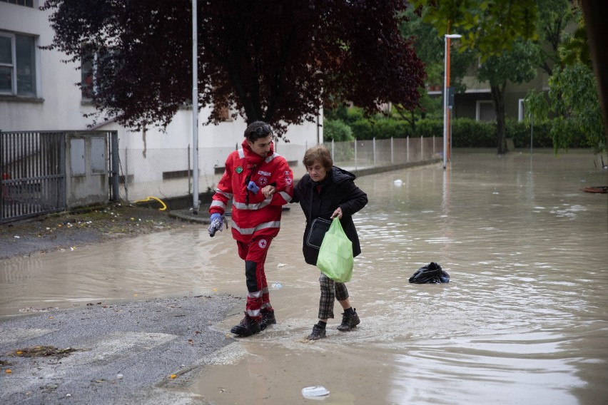 Strażacy pomagają mieszkańcom opuszczać zalane domy