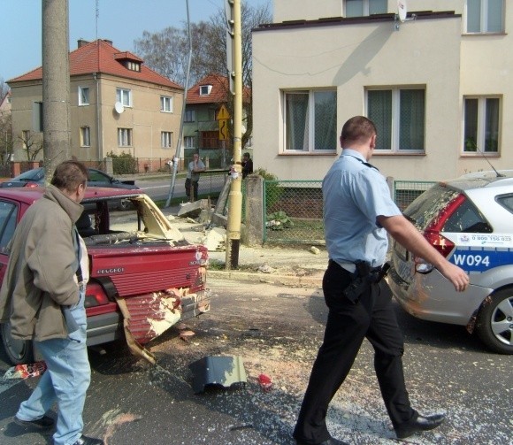 Ostatni wypadek. Warto zwrócić uwagę na lampy uliczne, pokrzywione od ciągłych uderzeń lądujących nań samochodów.