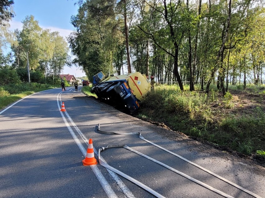 Cysterna zsunęła się z do rowu i  niebezpiecznie przechyliła...