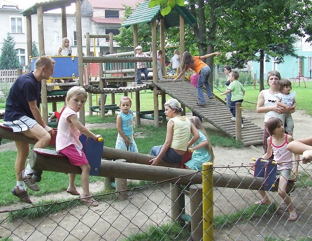 Dzieci chętnie bawią się na placach zabaw. Kolejny z pewnością się przyda. Na zdjęciu zabawa w Jabłonowie.