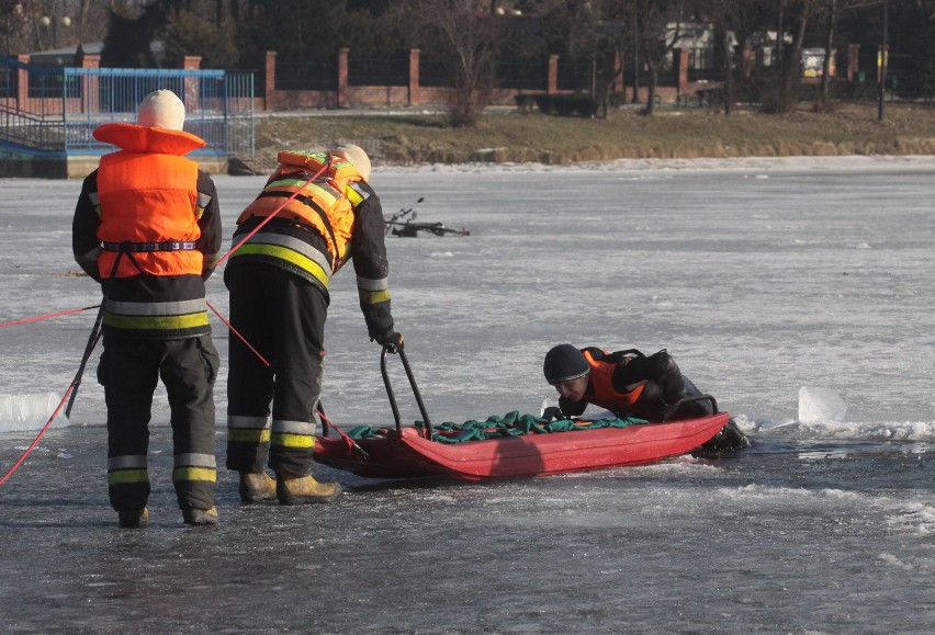 Ćwiczenia straży pożarnej na zalewie na Borkach w Radomiu.