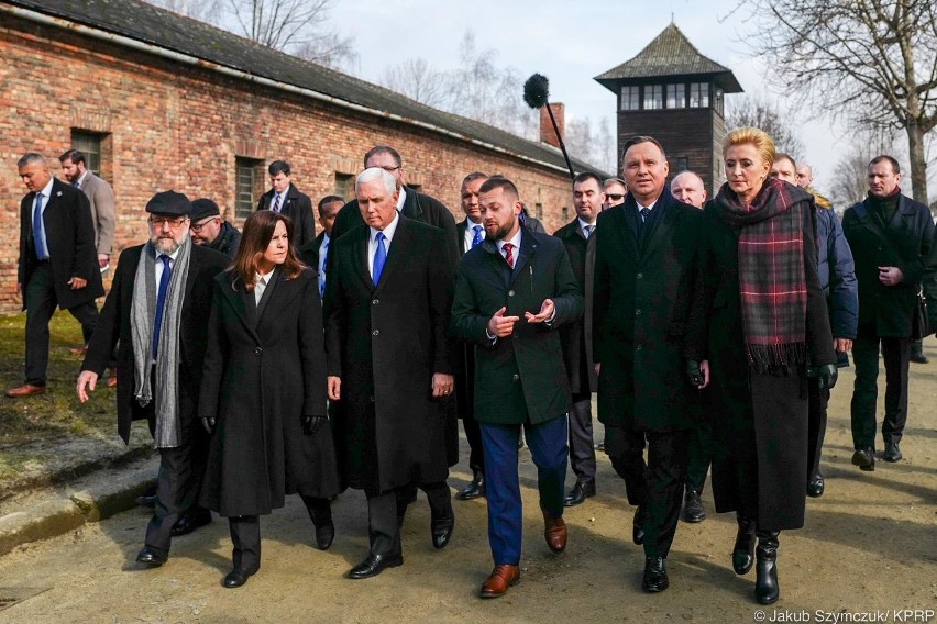 Oświęcim. Wiceprezydent Stanów Zjednoczonych Mike Pence i prezydent Andrzej Duda odwiedzili były niemiecki nazistowski obóz koncentracyjny