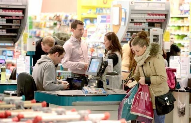 Ostatnie zakupy, bieganina po sklepach. Nie zwracamy zupełnie uwagi na ceny, który w tym okresie gwałtownie rosną