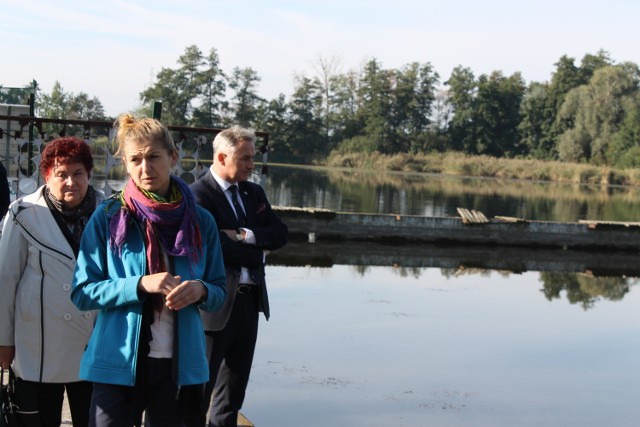 Efekty działania rezonatora przedstawiała radnym Sonia Hetmańczyk z firmy WCI Natcol. Z tyłu przewodnicząca rady miejskiej Barbara Mrowiec i burmistrz Jerzy Wrębiak.