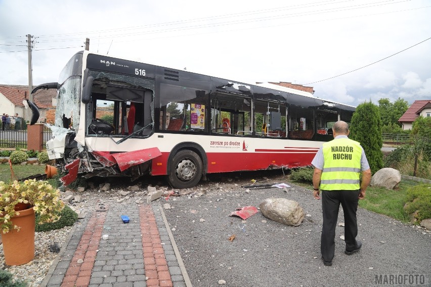 Wypadek autobusu MZK w Chróścinie pod Opolem. Kierowca wjechał do rowu