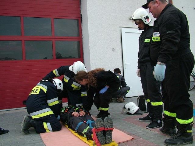 Strażacy OSP Bysław w czasie ćwiczeń udzielania pierwszej pomocy