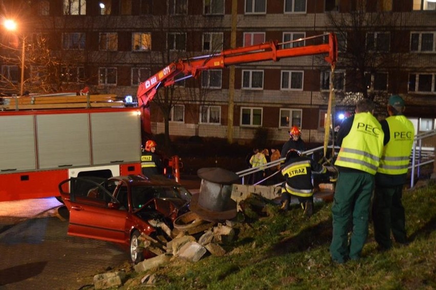 Wypadek w Jastrzębiu: Wjechał BMW w studzienkę