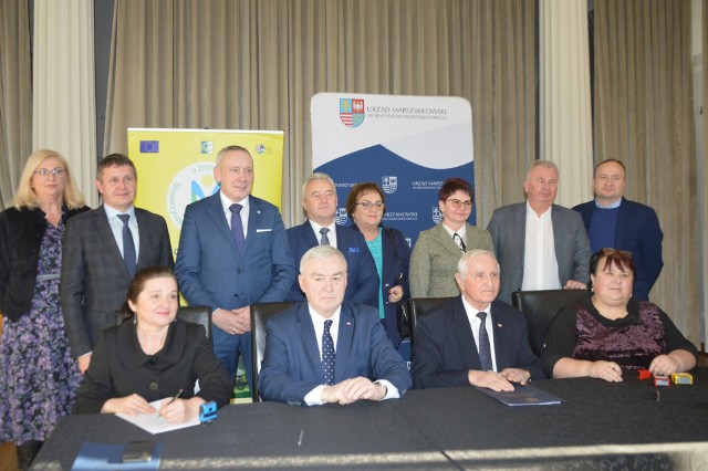 Umowę podpisywali między innymi członkowie Lokalnej Grupy Działania "U Źródeł" z siedzibą w Modliszewicach