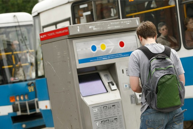 15.05.2012 wroclaw biletomat bilet bilety plac dominikanski automat do biletow mpk komunikacja pasazer . grzegorz barnakiewicz gazeta wroclawska tomasz holod / polskapresse