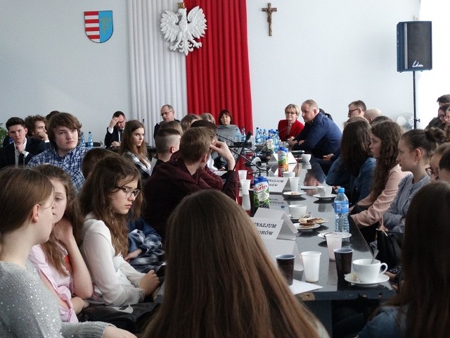Młodzież ze szkół całego powiatu przysuskiego wzięła udział w debacie poświęconej zagrożeniom z powodu narkotyków.