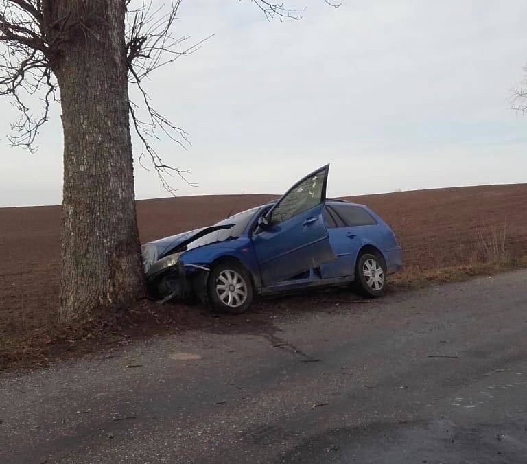 Dwa groźne wypadki w powiecie oleckim. Ford uderzył w drzewo, opel dachował na polu (zdjęcia) 