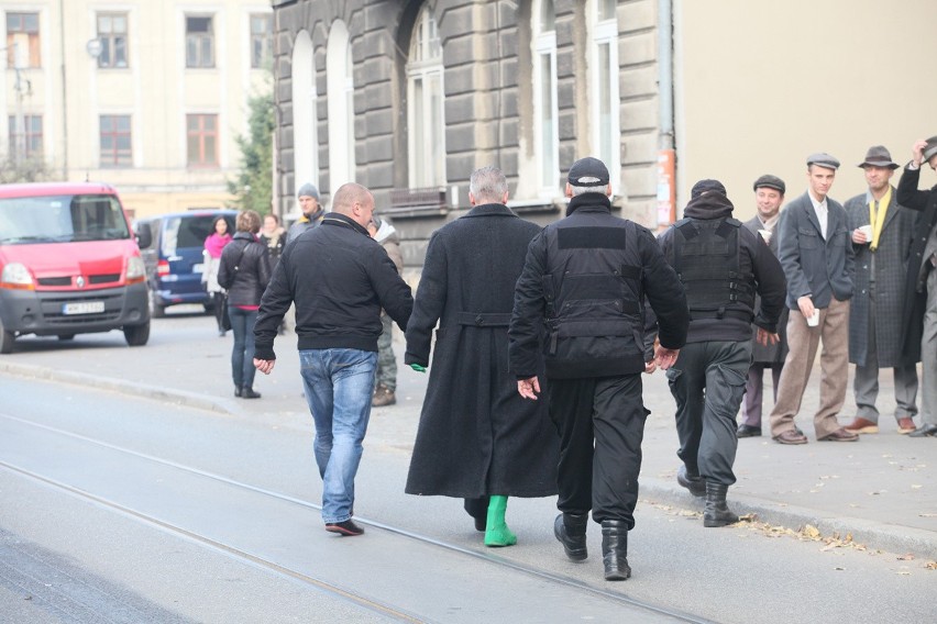 Ekipa Wajdy znów na Włókienniczej. Bogusław Linda pod ochroną [ZDJĘCIA]