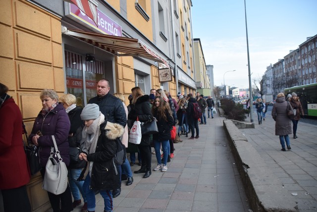 Od rana do białostockich pączkarni ustawiają się spore kolejki. Cierpliwi czekają nawet godzinę. Czytaj też: Memy na Tłusty Czwartek 2019Gdzie kupić najlepsze pączki w mieście? Czytelnicy wskazali