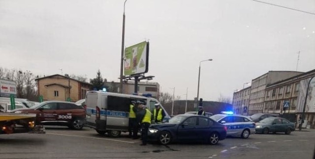 Przed godziną 7 na skrzyżowaniu ulic Fordońskiej i Fabrycznej doszło do zderzenia samochodu osobowego z tramwajem. Na miejscu zdarzenia nie ma już żadnych utrudnień. Ruch odbywa się płynnie. Flash Info odcinek 5 - najważniejsze informacje z Kujaw i Pomorza