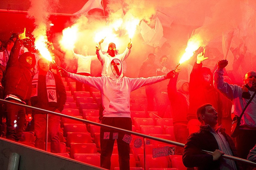 W obecności 18 tys. widzów Legia Warszawa gładko pokonała...