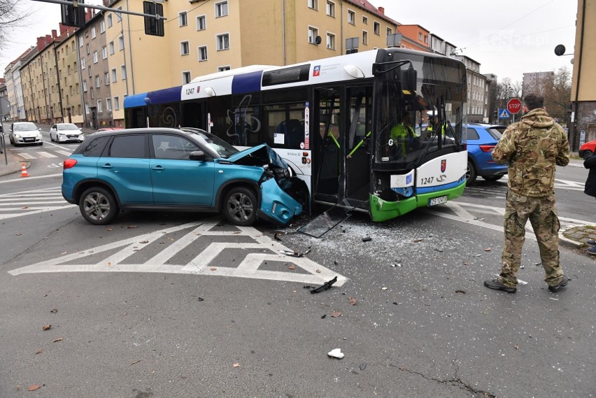 Wypadek z udziałem autobusu na Niebuszewie. Jedna osoba ranna 