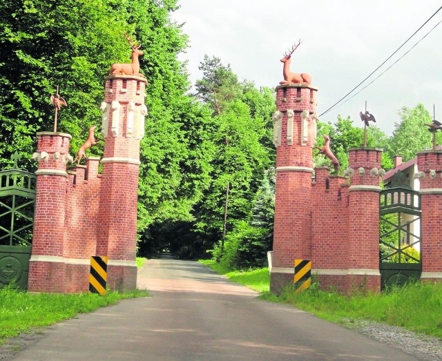 Brama zwierzyniecka, jeden z zabytków Tenczynka
