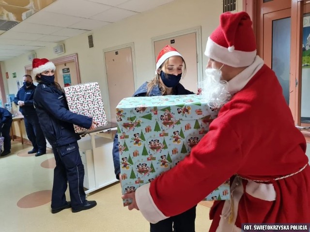 Policjanci wraz z Mikołajem odwiedzili małych pacjentów na dwóch szpitalnych oddziałach