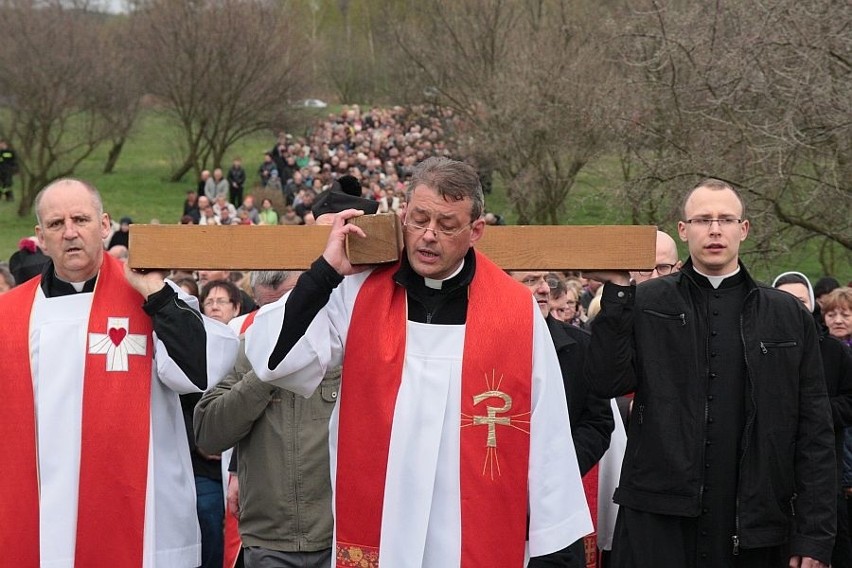 Procesje prowadził kustosz rokitniańskiego sanktuarium ks....