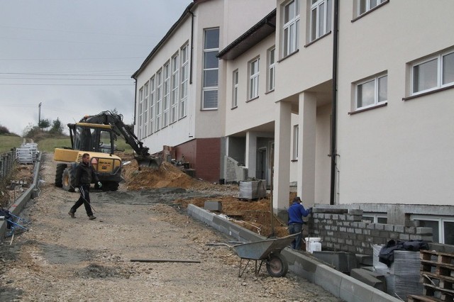 W Zespole Szkół w Gnieździskach trwają prace wykończeniowe, już wkrótce uczniowie będą mogli korzystać z nowej części szkoły.