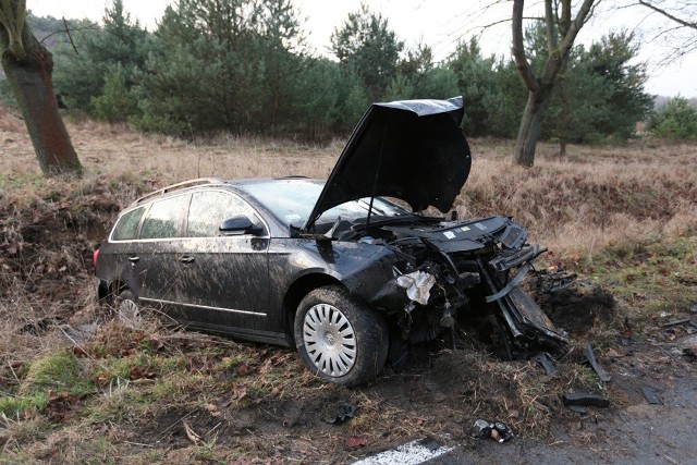 (pij)Do zdarzenia doszło w poniedziałek, 28 grudnia z samego rana. Kierowca volkswagena passata jechał w kierunku Zielonej Góry. Na prostym odcinku drogi koło Nowego Kisielina stracił panowanie nad kierownicą. Samochód wypadł z drogi i koziołkował a na koniec uderzył przodem w skarpę.Młody kierowca passata trafił do karetki. Miał ogromne szczęście. Samochód wypadł z drogi tuż koło drzew i gdyby uderzył w któreś z nich, to mogłoby dojść do tragedii.Kierowca tłumaczył policjantom, że sarna wbiegła prosto pod jego auto i musiał gwałtownie skręcić, aby uniknąć zderzenia. Jednak zdaniem policjantów, młody kierowca jechał w tym miejscu zdecydowanie za szybko. Ukarali kierującego mandatem w wysokości 300 zł. Na jego konto trafiło również 6 punktów karnych za spowodowanie kolizji.