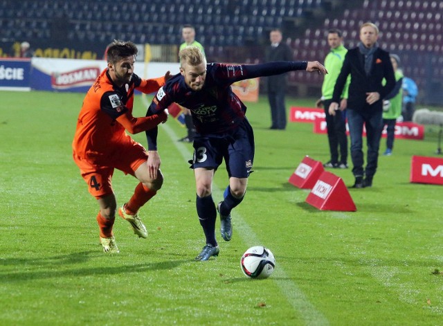 Mateusz Lewandowski (z prawej) ma wiosną dwóch konkurentów na swoją pozycję - Nunesa i Matynię.