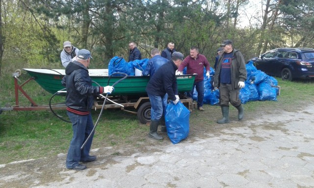 Zdjęcia ze sprzątania niewielkiego odcinka brzegu Narwi w Wojciechowicach. Akcja trwała około 90 minut