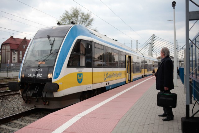 Pociągi i szynobusy przegrywają - póki co - z autobusami, bo jadą dłużej. Dlatego tracą wielu pasażerów.