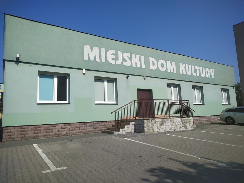 Mural MDK-u w Ostrowi Mazowieckiej. Budynek Miejskiego Domu Kultury się zmienia. Zdjęcia