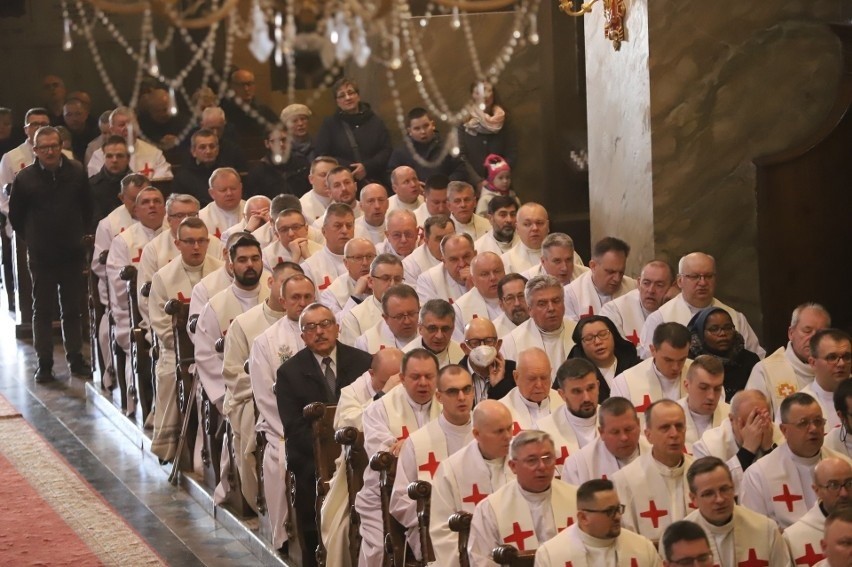 Biskup kielecki Jan Piotrowski ogłosił nominacje nowych kanoników do kapituły katedralnej, wiślickiej i miechowskiej. Zobacz listę kapłanów