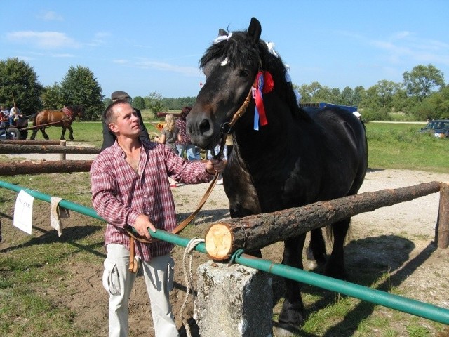 Artur Turel z ogierem Wezyr, który zdobył trzecie miejsce. Pan Artur hoduje obecnie 41 koni.