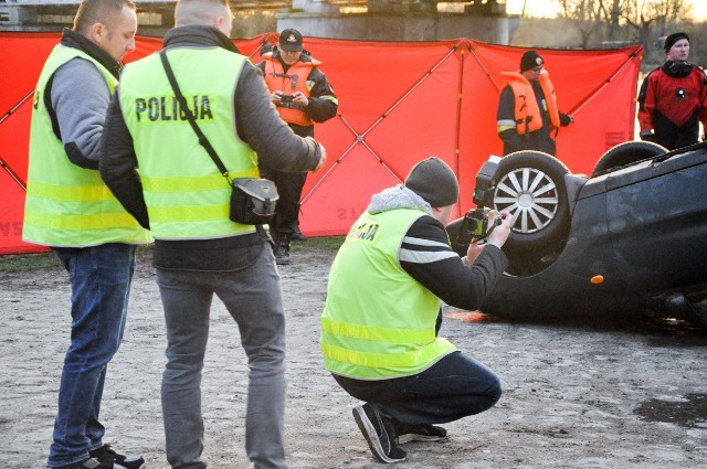 Do tragicznego zdarzenia doszło wczoraj w godzinach porannych w Kostrzynie nad Odrą. Z niewyjaśnionych jeszcze przyczyn samochód wjechał do Warty. Pojazd został wyciągnięty z rzeki po ośmiu godzinach. Policja zidentyfikowała ciała dwóch kobiet.