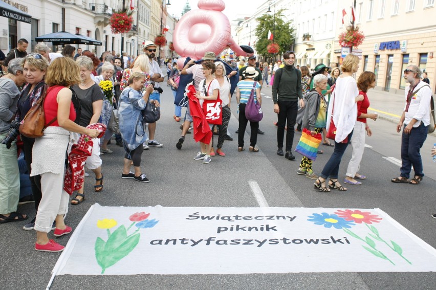 Warszawa: Marsz Zwycięstwa Rzeczypospolitej i Świąteczny Piknik Antyfaszystowski 15 sierpnia [ZDJĘCIA] Obywatele RP blokowali narodowców