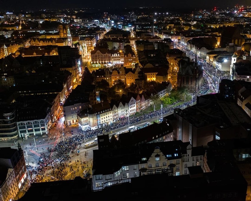 Wrocławskie ulice jak rzeki pełne ludzi. Niezwykłe zdjęcia z drona