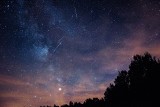 Noc spadających gwiazd w sierpniu zachwyci - w te dni spójrz w niebo. Tak możesz oglądać deszcz meteorów z roju Perseidów