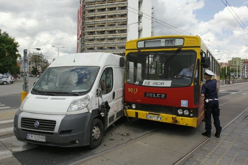 Wypadek na placu Grunwaldzkim. Bus wjechał w autobus MPK (ZDJĘCIA)