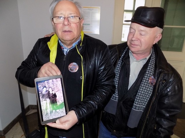 Waldemar Trębacz (z lewej) i Jan Wróblewski. Pan Waldemar na tablecie ma zdjęcie z Janem, wykonane ponad 50 lat temu. - Tak wyglądaliśmy kiedyś - mówią. - A tacy jesteśmy teraz.