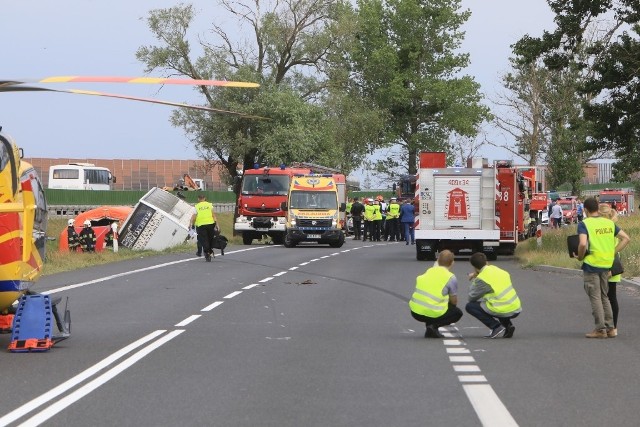 Tragiczny wypadek w miejscowości Konstantynowo, w powiecie aleksandrowskim, w gminie Waganiec. Autokar z nieustalonych przyczyn zjechał na przeciwległy pas,  wypadł na łuku drogi i przewrócił się na bok. Droga DK 91 zablokowana. Wprowadzono objazdy. Zadysponowano 6 zastępów straży pożarnej.Nie żyją dwie kobiety. 29 osób jest poszkodowanych. W autobusie było 48 pasażerów to osoby starsze. Na miejscu działają służby ratunkowe. Osoby poszkodowane są transportowane do szpitala na badania. - Z nieustalonych jeszcze przyczyn zjechał na przeciwłegły pas ruchu i wjechał do rowu gdzie się przewrócił. W wyniku tego wypadku śmierć poniosły dwie kobiety w wieku 65 lat. Kilkanaście osób rannych - w tej chwili trwają ustalenia ile to osób. Na miejscu były 4 helikoptery. Rannych przewieziono do Bydgoszczy, Aleksandrowa, Łodzi i Włocławka. Droga zablokowana całkowicie, wyznaczono objazdy. Info -  Oficer Prasowy KPP w Aleksandrowie Kuj. Marta Białkowska- Błachowicz. 21 jednostek straży pożarnej zostało rozdysponowanych do wypadku. W pierwszej fazie zdarzenia strażacy i służby medyczne zabezpieczyli miejsce zdarzenia i rozpoczęli tzw. triaz czyli segregacje osób poszkodowanych, rozstawiono namioty, osoby lekko ranne zostały przewiezione do zespołu szkol nr 2 w Aleksandrowie Kujawskim - info Arkadiusz Piętak - rzecznik prasowy komendy wojewódzkiego PSP w Toruniu. Aktualizacja: droga jest już przejezdna.Na miejscu pojawił się wojewoda kujawsko-pomorski.  Jestem już na miejscu wypadku autokaru w Konstantynowie (gm. Waganiec). Służby cały czas pracują. #KujawskoPomorskie @MSWiA_GOV_PL @RCB_RP @tvp_info @RMF24pl @tvpbydgoszcz @radiopik @pomorska pic.twitter.com/Q7u8u5o0YO— Mikołaj Bogdanowicz (@M_Bogdanowicz_) 18 czerwca 2018