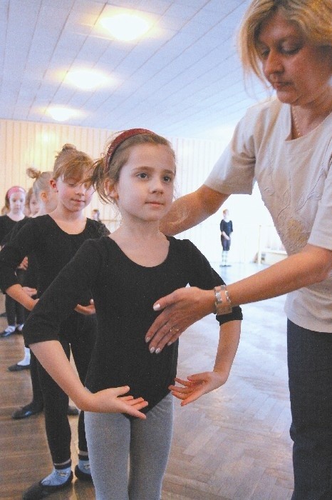 Nauczycielka baletu Jolanta Stefanowicz-Najman pokazuje...