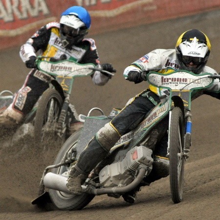 Janusz Baniak (z przodu) pogodził lubuskich faworytów w V wyścigu. Wyprzedził Grzegorza Zengotę (z tyłu) na dystansie i dowiózł trójkę. W finale "Jasiu&#8221; nie miał jednak szczęścia.