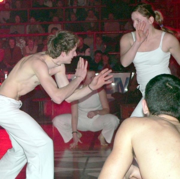 Stalowowolska grupa capoeiry często występuje publicznie. Na zdjęciu w czasie pokazu na ogólnopolskim turnieju tańca w Stalowej Woli.
